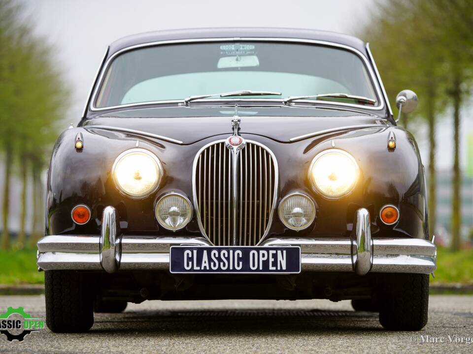 Image 2/42 of Jaguar Mk II 3.8 (1963)