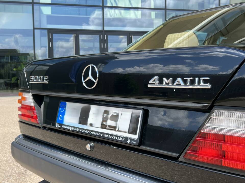 Immagine 9/36 di Mercedes-Benz 300 E 4-Matic (1989)