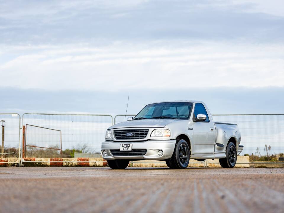 Image 14/50 of Ford F-150 SVT Lightning (2002)