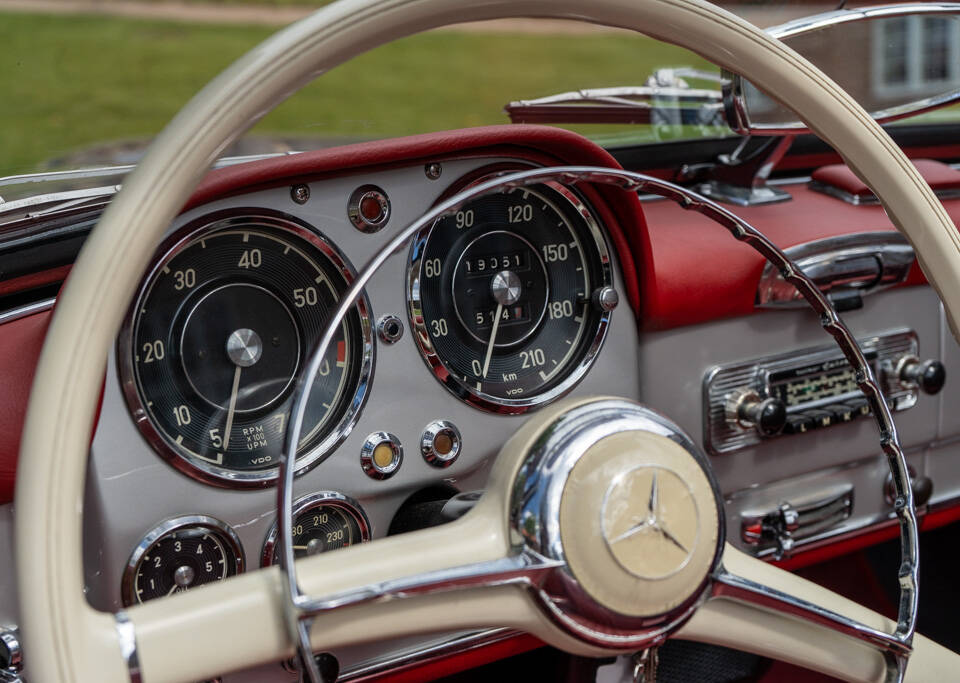 Afbeelding 9/30 van Mercedes-Benz 190 SL (1961)