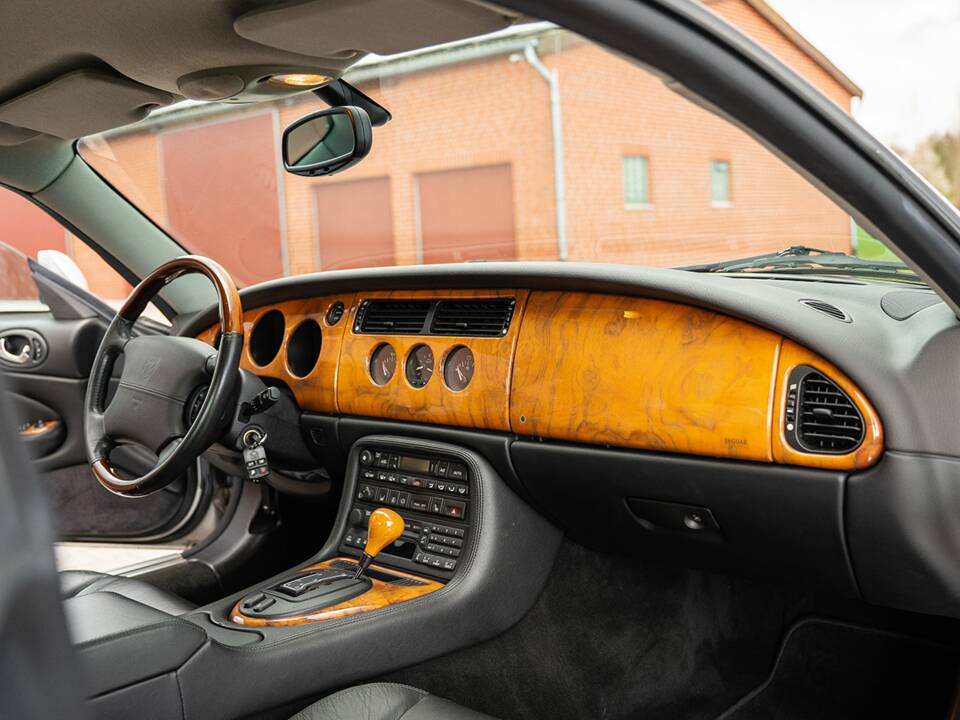 Bild 27/37 von Jaguar XKR (2001)