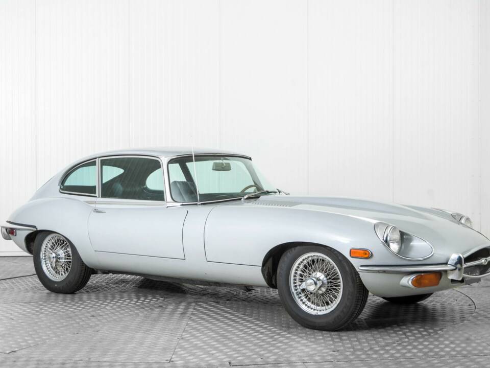 Image 2/47 de Jaguar E-Type (1969)