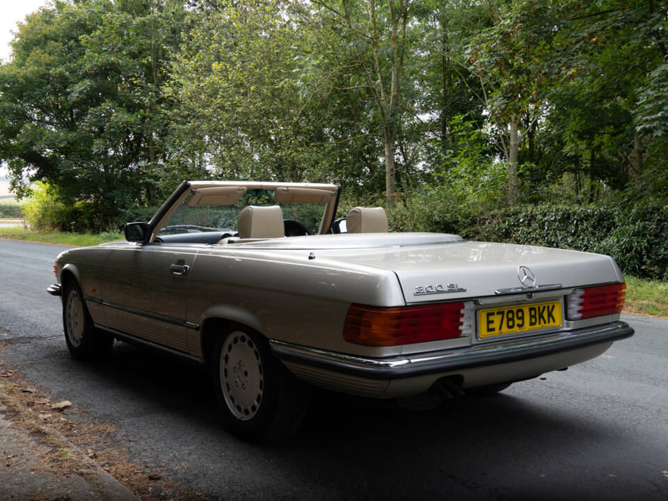 Immagine 4/18 di Mercedes-Benz 300 SL (1988)