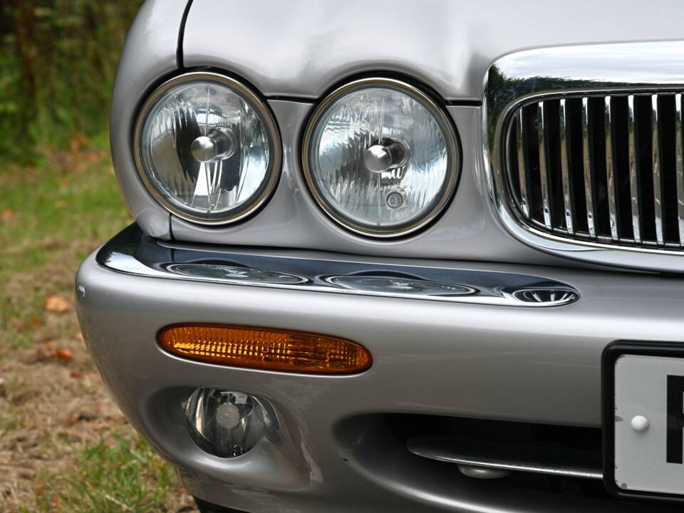 Immagine 22/50 di Jaguar XJ 8 Executive (2002)