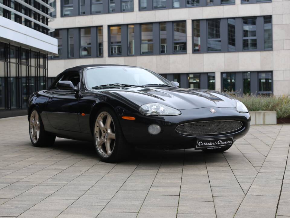 Immagine 41/45 di Jaguar XKR (2001)