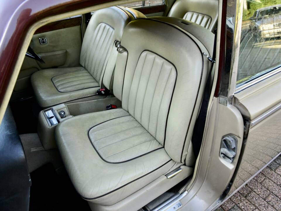 Image 21/50 of Rolls-Royce Silver Shadow II (1977)