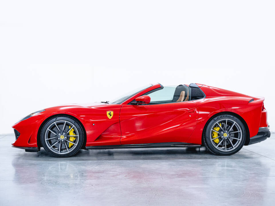 Imagen 2/46 de Ferrari 812 Competizione A (2022)