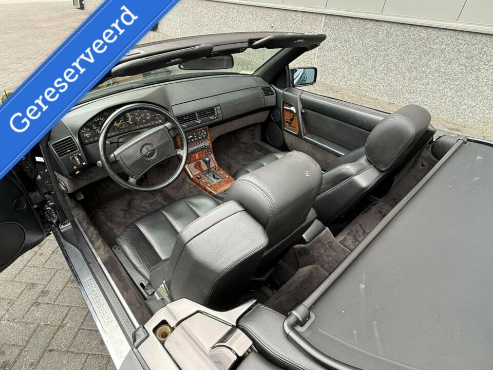 Image 26/50 of Mercedes-Benz 500 SL (1991)