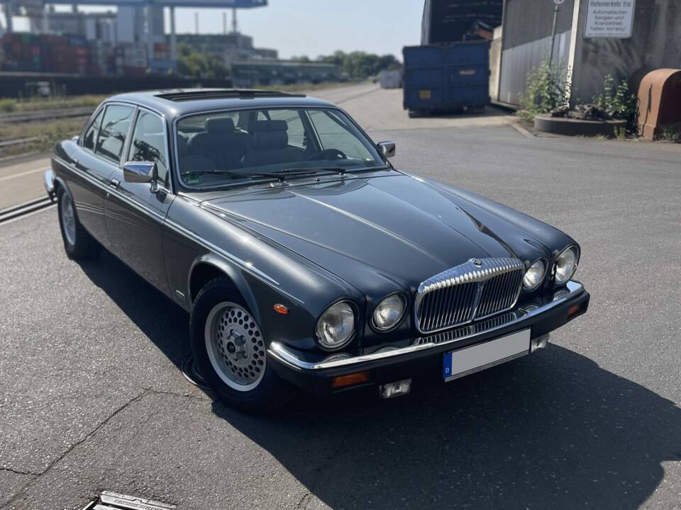 Bild 2/7 von Daimler Double Six (1992)