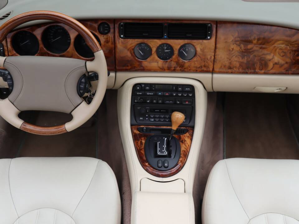 Image 46/50 de Jaguar XK8 4.0 (1997)