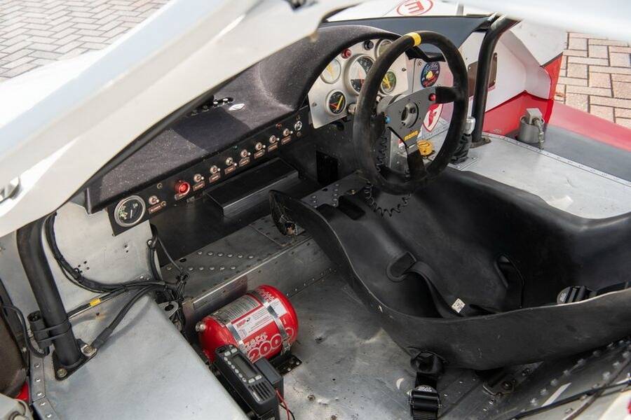 Image 19/28 of Lola T711 (1984)