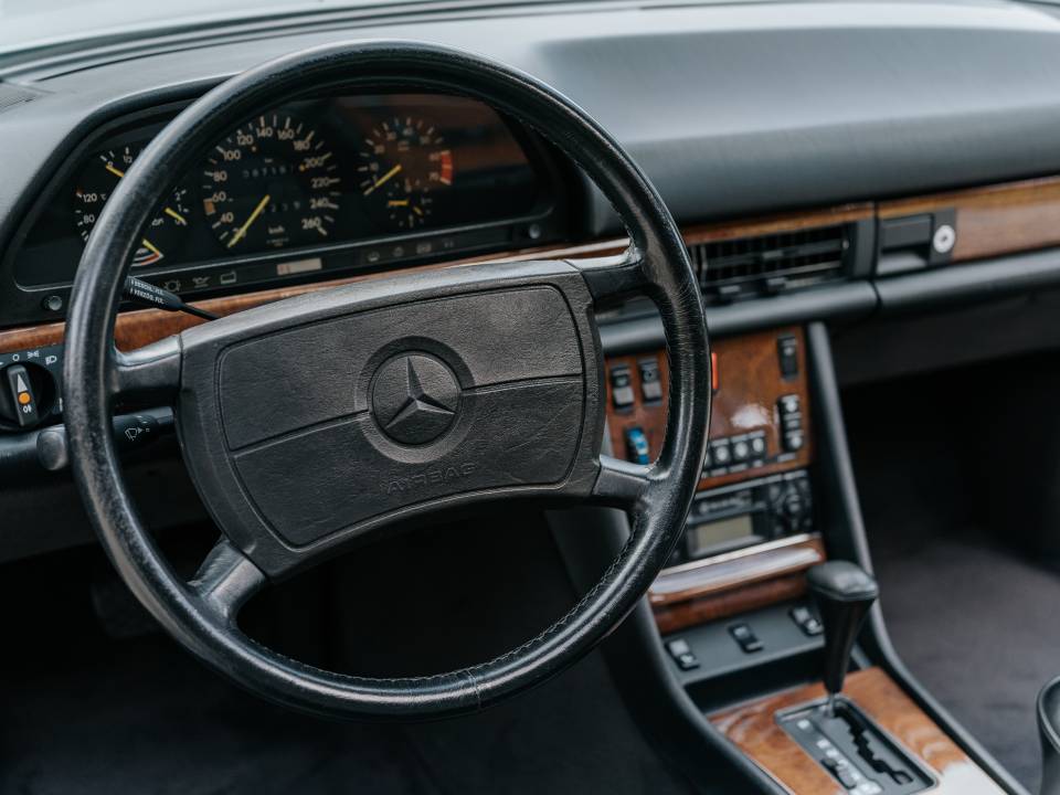 Imagen 23/44 de Mercedes-Benz 560 SEC (1988)