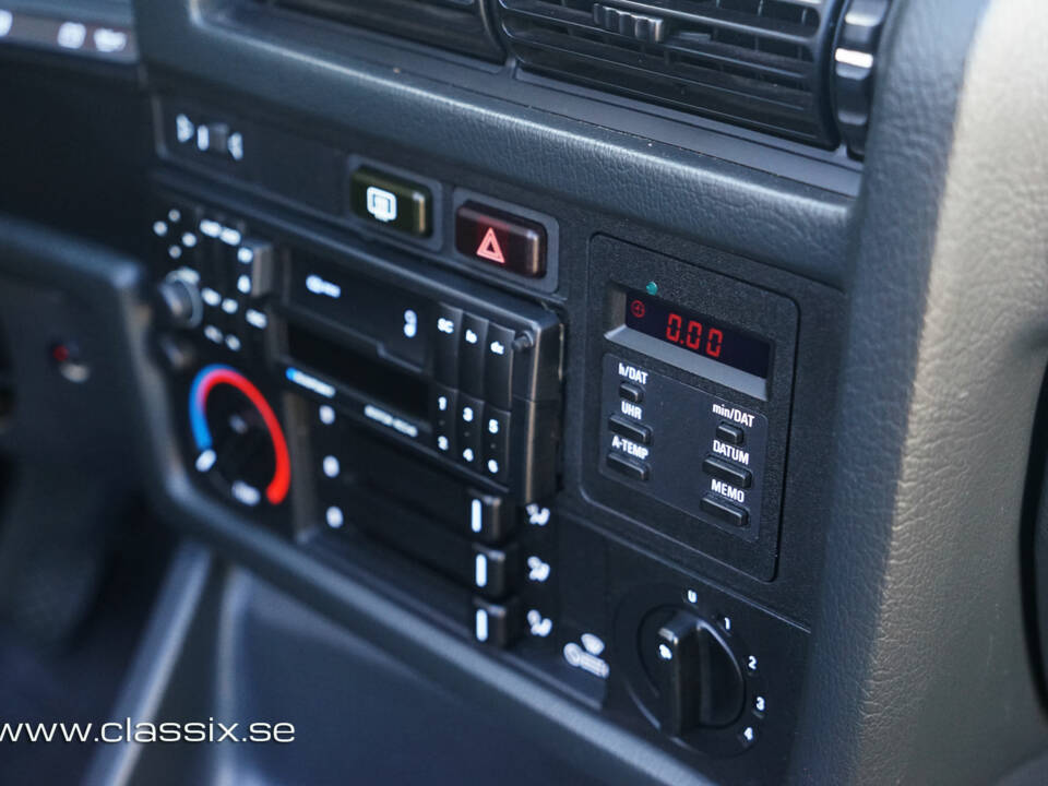 Bild 19/29 von BMW 325i (1990)