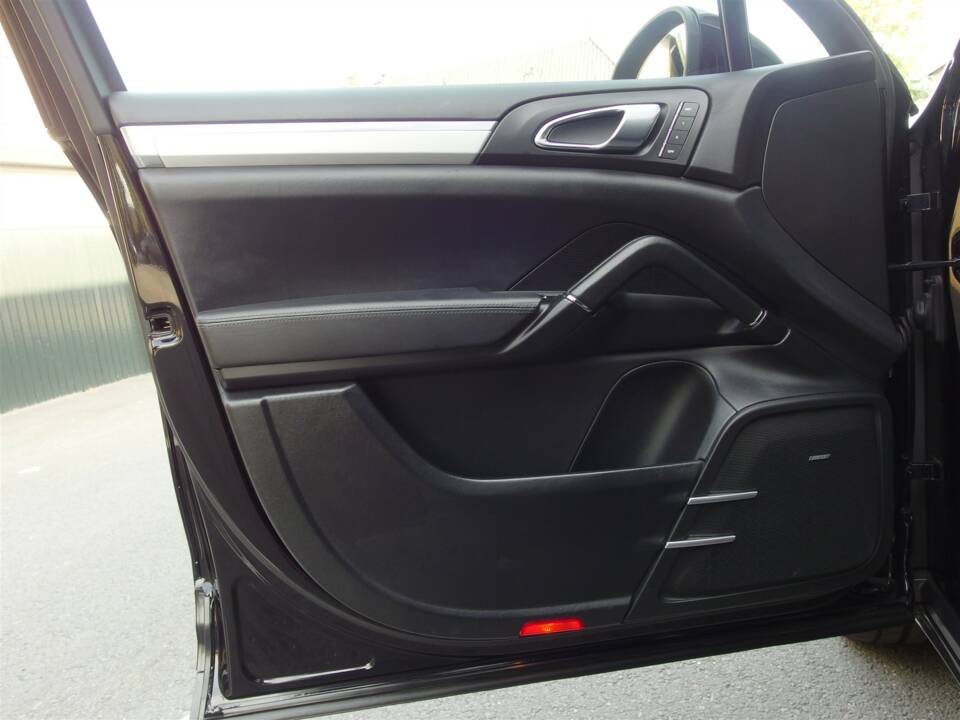 Bild 46/98 von Porsche Cayenne Turbo (2010)