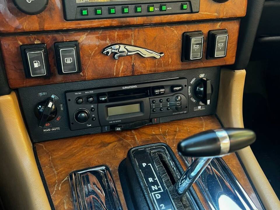 Image 22/22 of Jaguar XJ 12 (1988)