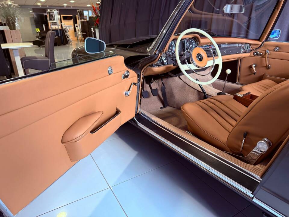 Image 16/36 of Mercedes-Benz 230 SL (1966)