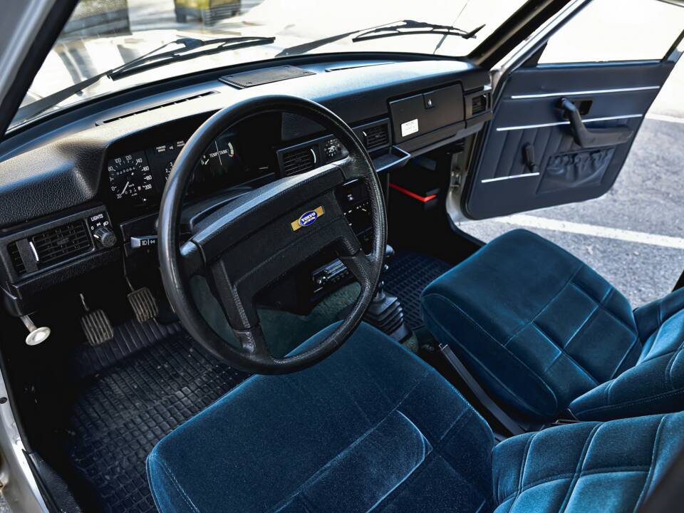 Image 19/38 de Volvo 244 DLS (1977)