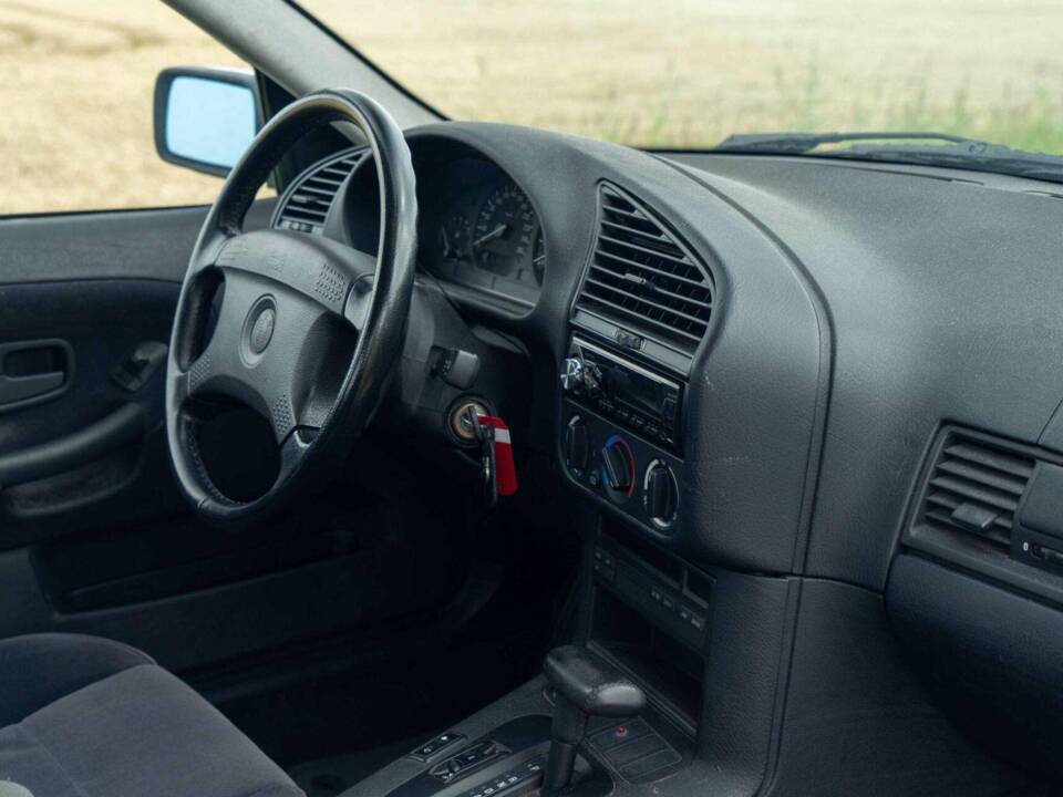 Image 35/40 de BMW 320i (1994)