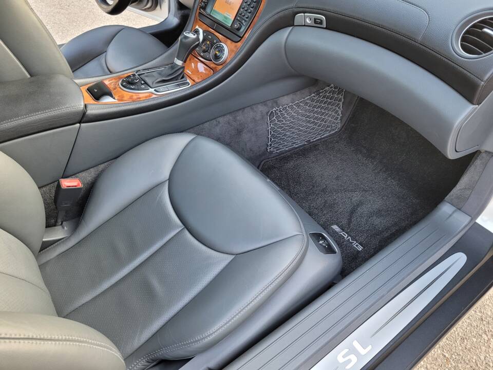 Bild 68/97 von Mercedes-Benz SL 500 (2004)
