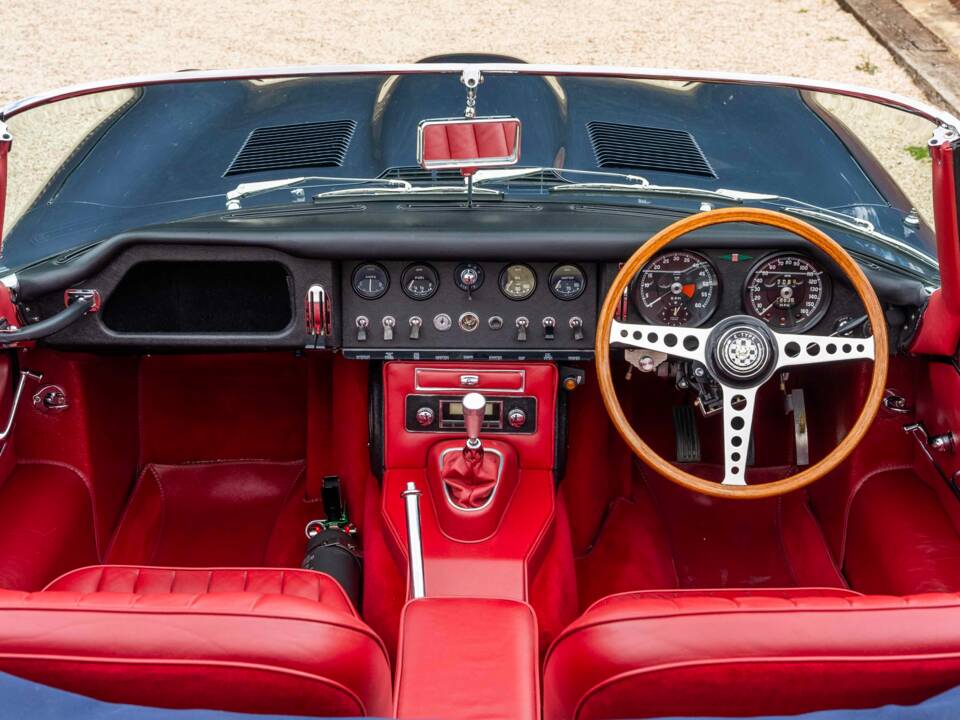 Image 16/27 of Jaguar Type E 4.2 (1965)