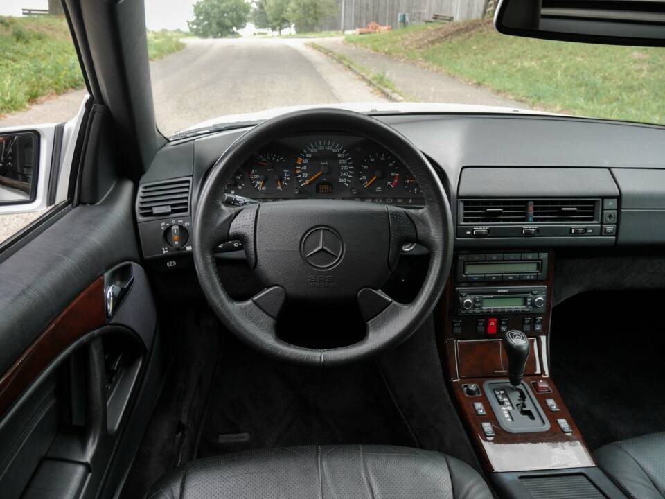 Image 14/50 of Mercedes-Benz SL 500 (1900)