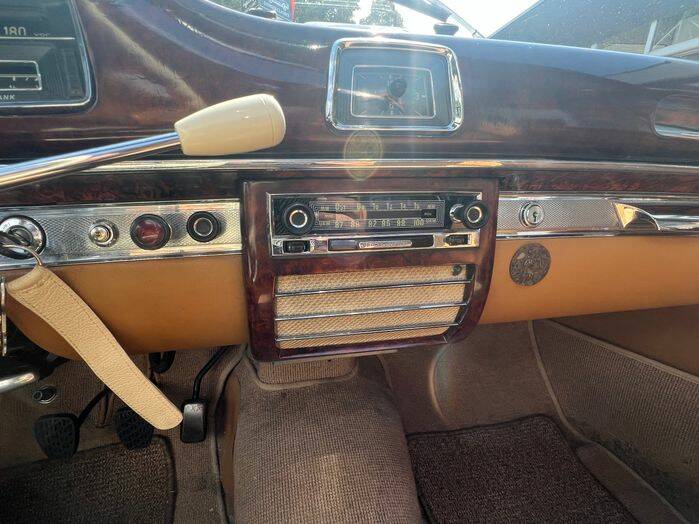 Image 17/21 de Mercedes-Benz 220 SE (1960)