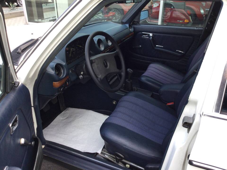 Immagine 10/39 di Mercedes-Benz 240 TD (1983)