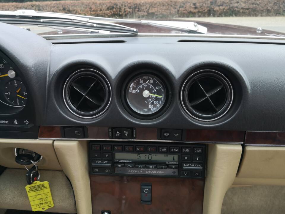 Image 18/38 of Mercedes-Benz 560 SL (1986)