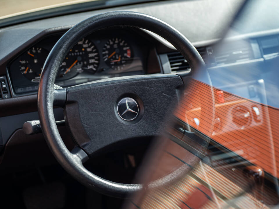 Image 26/40 of Mercedes-Benz 300 CE (1987)