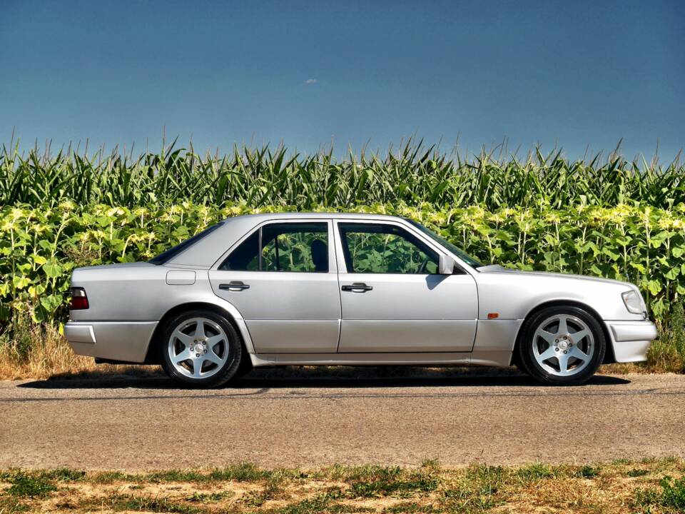 Imagen 2/10 de Mercedes-Benz E 500 (1995)