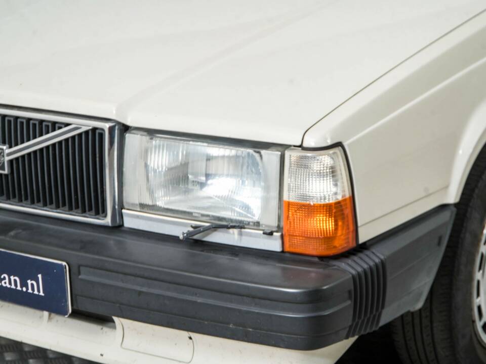 Image 22/50 of Volvo 740 GL (1987)