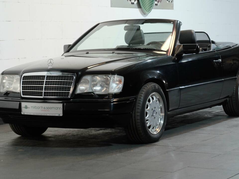 Image 1/30 de Mercedes-Benz E 220 (1995)