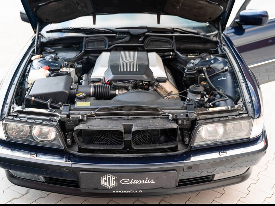 Image 51/55 of BMW 740i (1997)