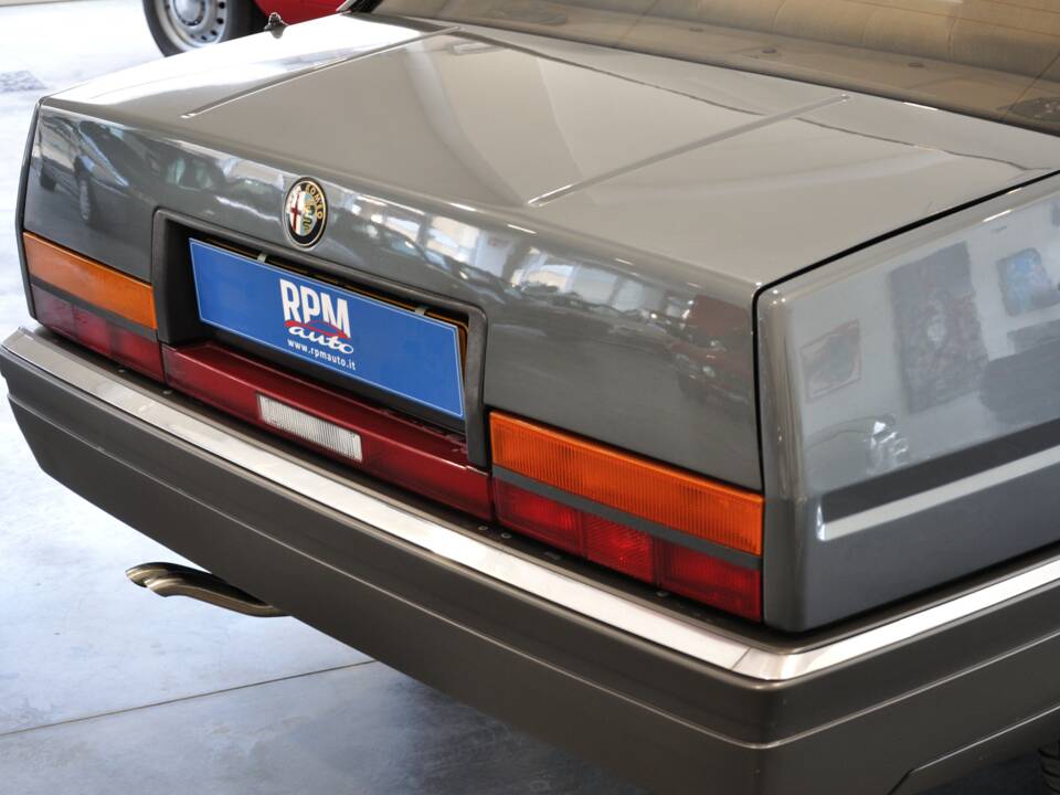 Bild 10/21 von Alfa Romeo 90 2.5 Quadrifoglio Oro (1985)