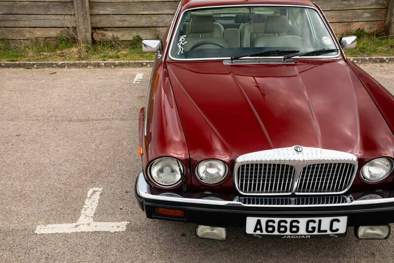 Image 17/50 of Daimler Double Six (1983)