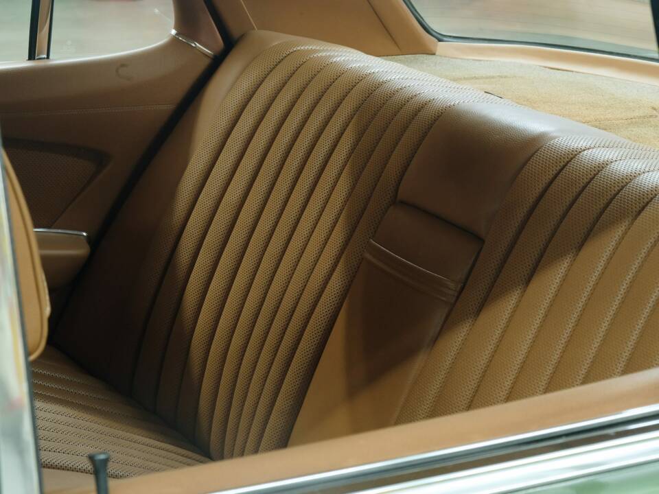 Image 43/50 de Mercedes-Benz 350 SE (1975)