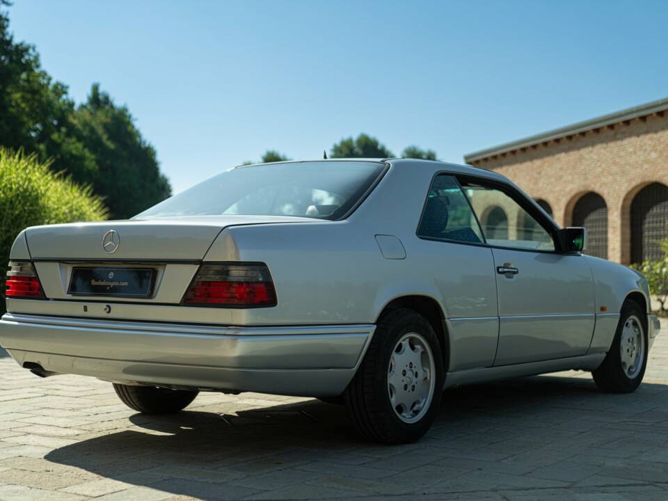 Image 13/50 de Mercedes-Benz E 200 (1995)