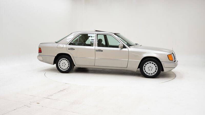 Bild 5/15 von Mercedes-Benz 300 E (1992)