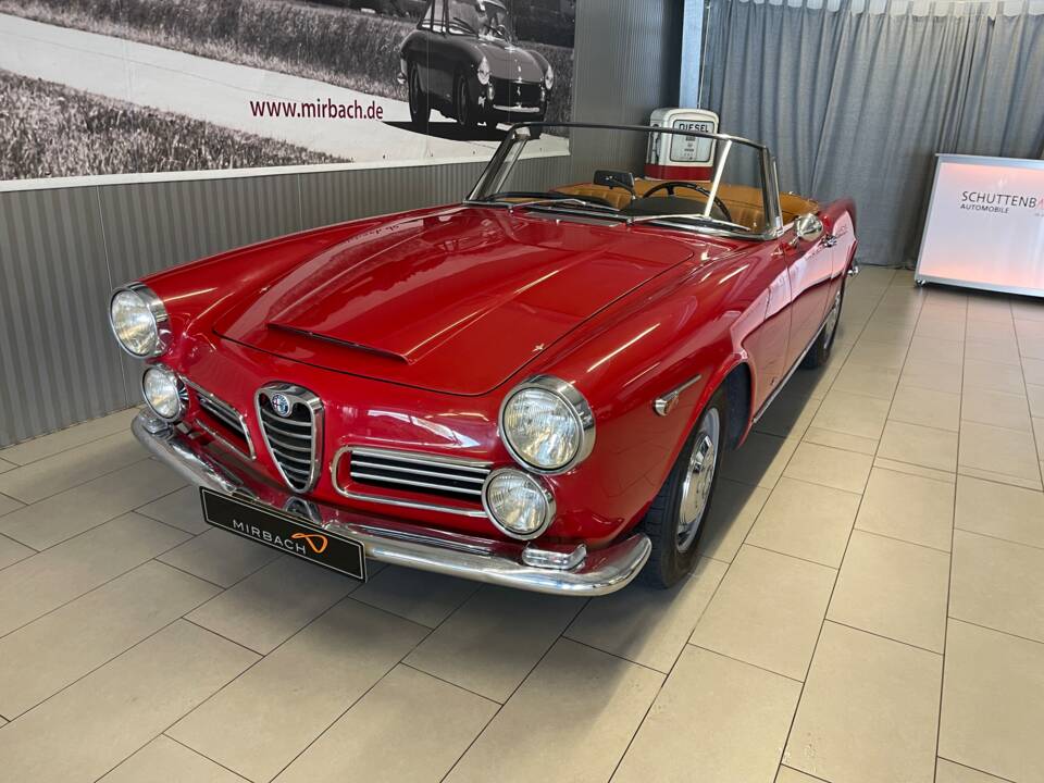 Image 2/14 of Alfa Romeo 2600 Spider (1963)