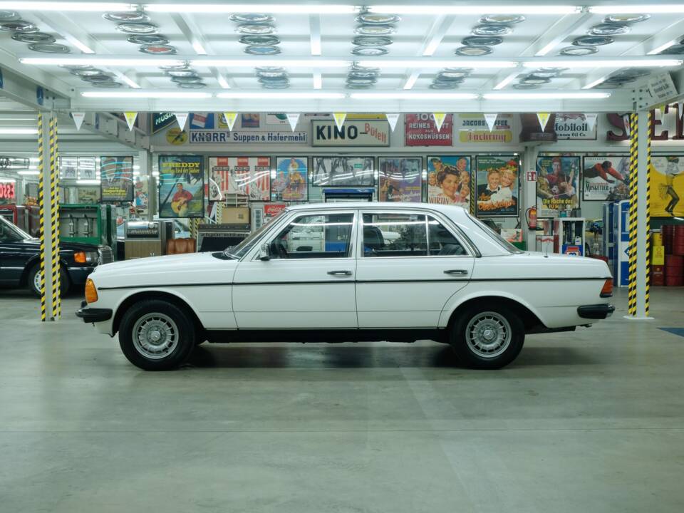 Bild 3/50 von Mercedes-Benz 230 (1977)