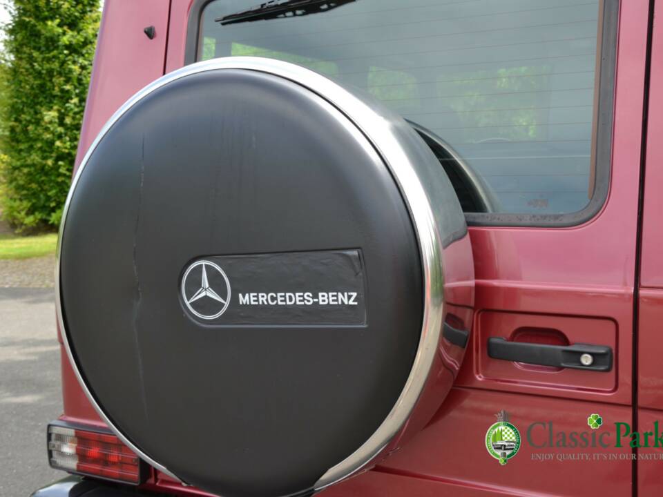 Image 30/49 de Mercedes-Benz 230 GE (SWB) (1993)