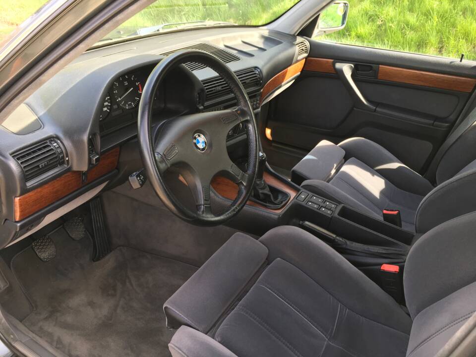 Image 16/22 of BMW 735i (1988)