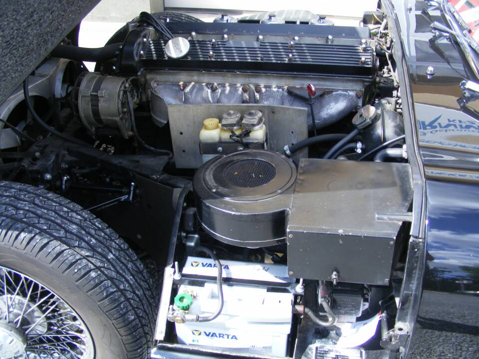 Image 21/30 de Jaguar E-Type (1971)
