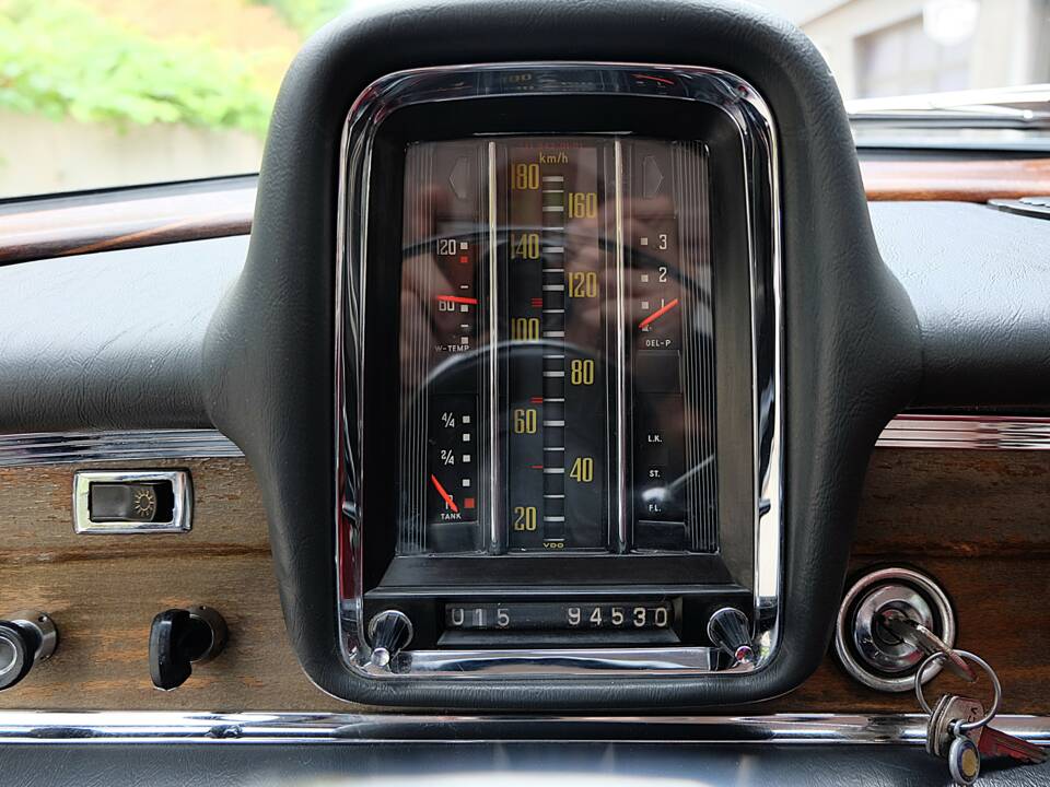 Image 58/76 de Mercedes-Benz 220 S b (1963)