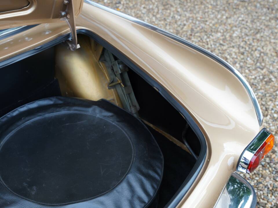 Image 26/50 of Volvo 1800 E (1972)