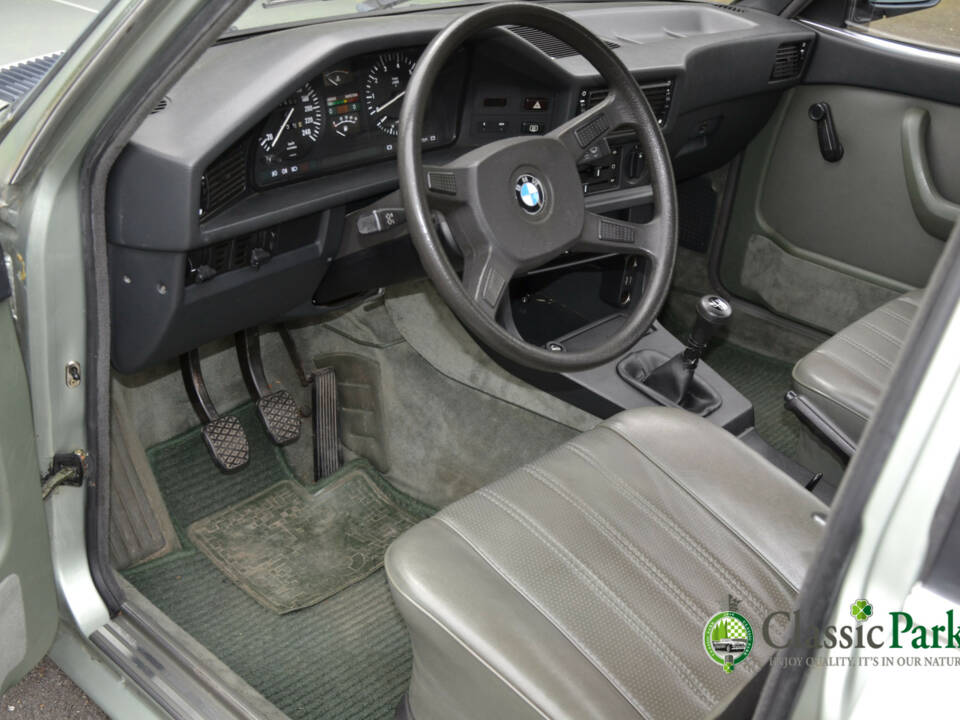 Image 14/50 of BMW 525i (1983)