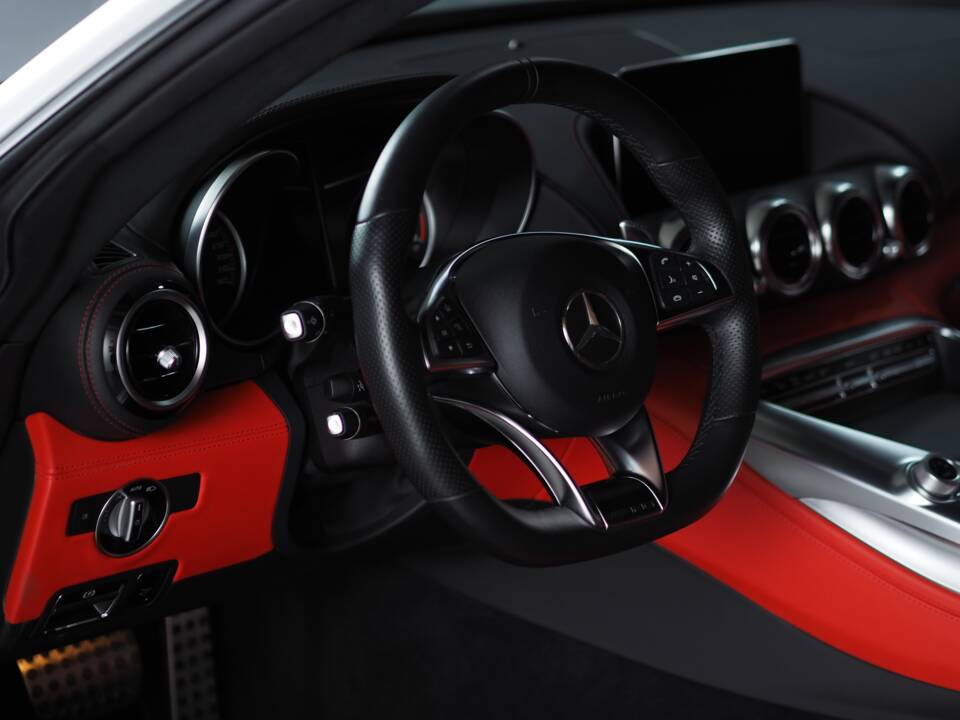 Image 32/49 of Mercedes-AMG GT-S (2015)
