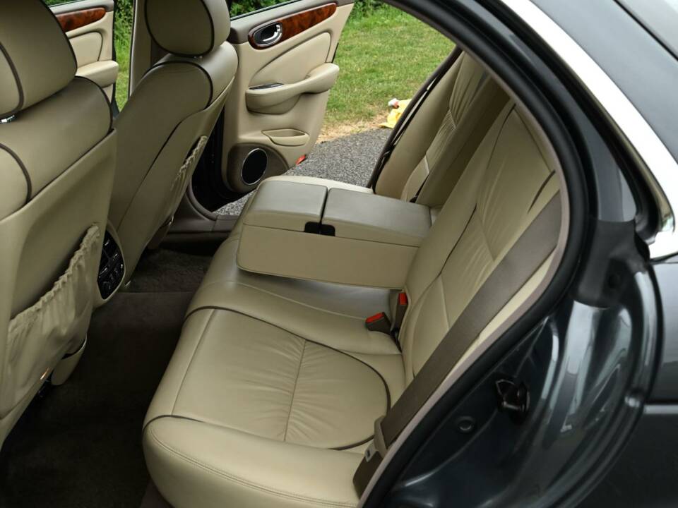 Image 27/50 of Jaguar XJ 8 4.2 (2007)