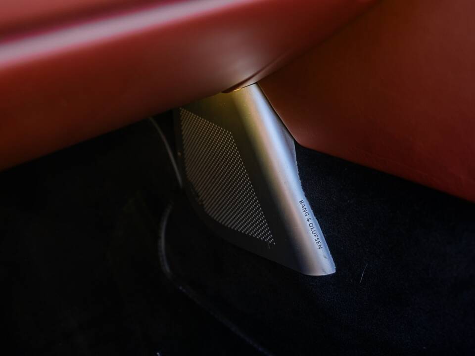 Image 33/39 of Aston Martin DBS Volante (2011)