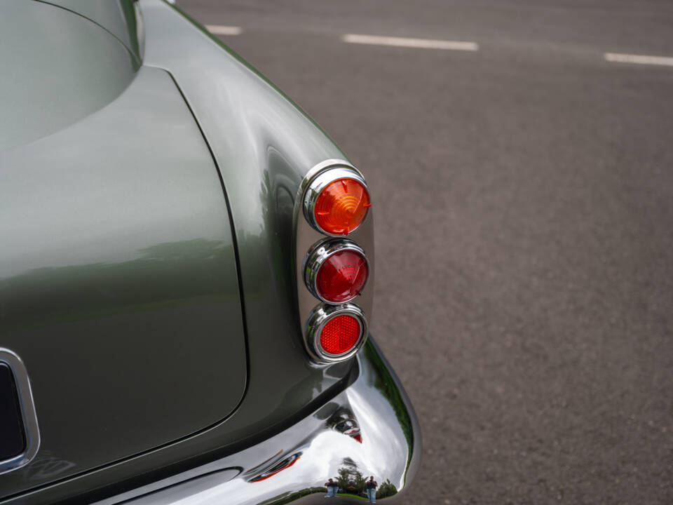 Image 25/64 de Aston Martin DB 4 (1961)